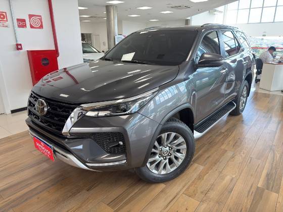 TOYOTA HILUX SW4 2.8 D-4D TURBO DIESEL SRX 7L 4X4 AUTOMÁTICO